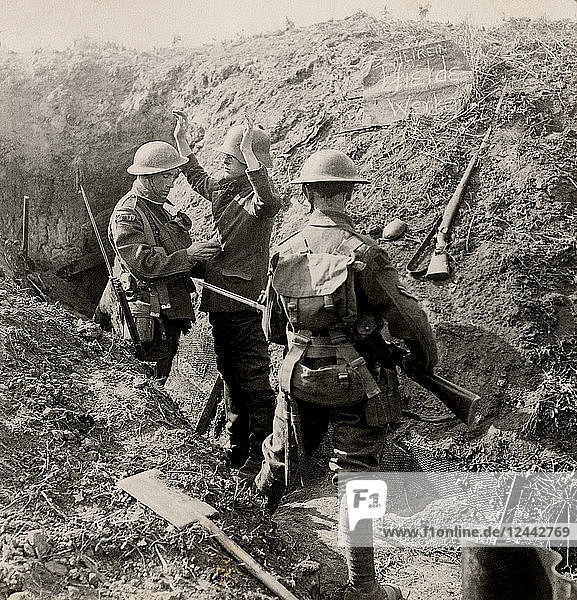 Stereoview WW1  Der Große Krieg Realistische Reisen Militärfotos um 1918. Untersuchung eines deutschen Gefangenen  um Informationen zu erhalten  die es der britischen Armee ermöglichen würden  einen feindlichen Angriff vorherzusehen.