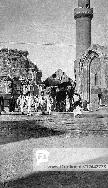 WW1 Fotos im Irak (Mesopotamien) und Umgebung. British Royal Engineers  Exchange Squre Baghdad  viele Menschen und eine Moschee