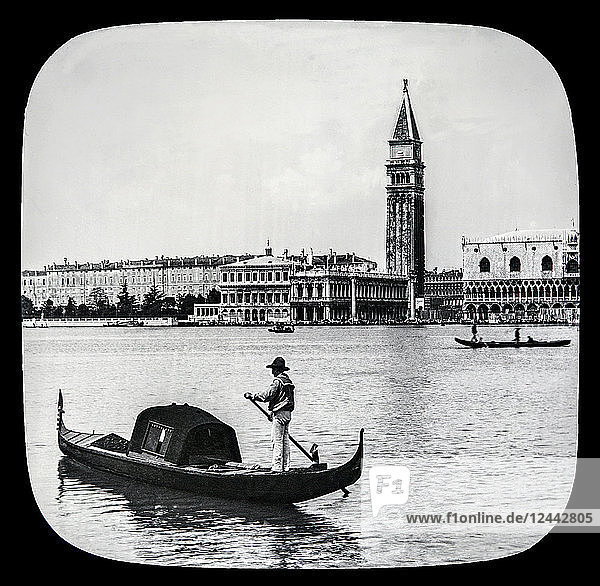 Gondel und S. Georgia Maggiore  von der Piazzetta  Venedig um 1900 auf einem Diapositiv mit Laterna Magica. Fotografiert von Joseph John William im Jahr 1888; Venedig  Italien