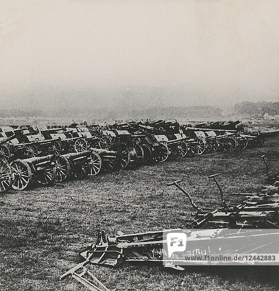 Stereoview WW1  Der Große Krieg Realistische Reisen Militärfotos um 1918. Hunderte von Geschützen  die von den Australiern und Kanadiern bei Couralette in der Schlacht an der Somme erbeutet wurden