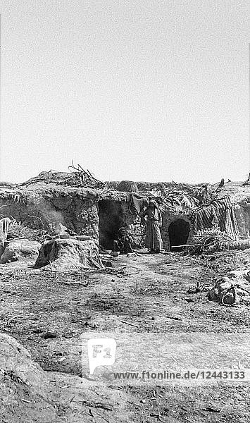 WW1 Fotos im Irak (Mesopotamien) und Umgebung. Britische Royal Engineers. Baqubah Arabische Wohnung oder Haus mit zwei Arabern draußen