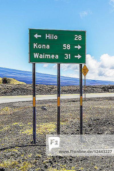 Straßenschild mit Meilenangaben zu Zielen von der Mauna Kea Access Road an der Kreuzung mit dem Daniel K. Inouye Highway (im Bild)  auch bekannt als Saddle Road und Hawaii State Route 200 auf der Big Island von Hawaii  USA im Sommer  Insel Hawaii  Hawaii  Vereinigte Staaten von Amerika
