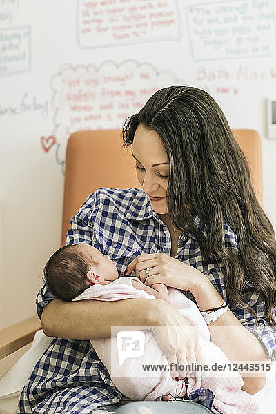 Neugeborenes in den Armen der Mutter auf der Neugeborenen-Intensivstation; Surrey  British Columbia  Kanada