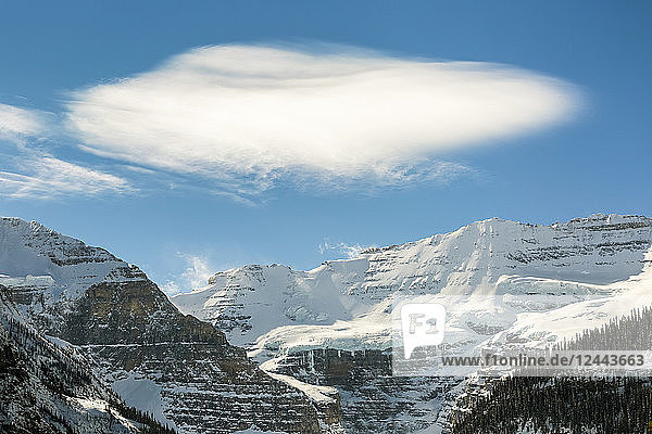 Schneebedeckter Berg und Gletscher mit interessanten Wolken und blauem Himmel; Lake Louise  Alberta  Kanada
