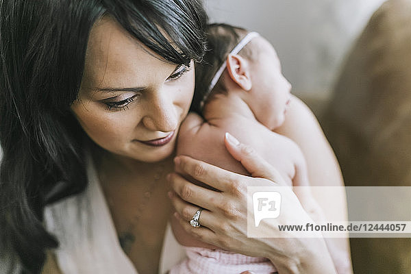 Neugeborenes Baby in den Armen der Mutter zu Hause; Surrey  British Columbia  Kanada