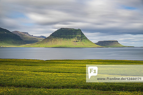 Kirkjufell aus der Ferne mit Langzeitbelichtung gesehen  Halbinsel Snaefellsness  Island