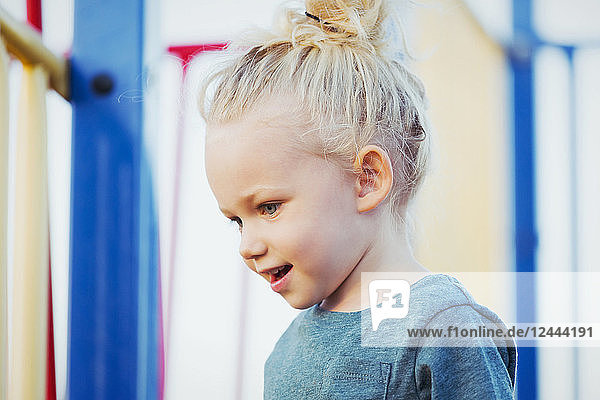 Nahaufnahme eines jungen Mädchens mit blondem Haar  das an einem warmen Herbsttag auf einem Spielplatz spielt  Spruce Grove  Alberta  Kanada