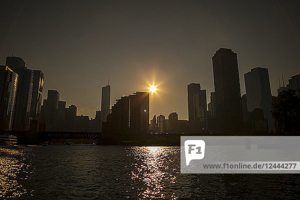 Sillhouette der Skyline von Chicago vom Michigansee aus  Chicago  Illinois  Vereinigte Staaten von Amerika