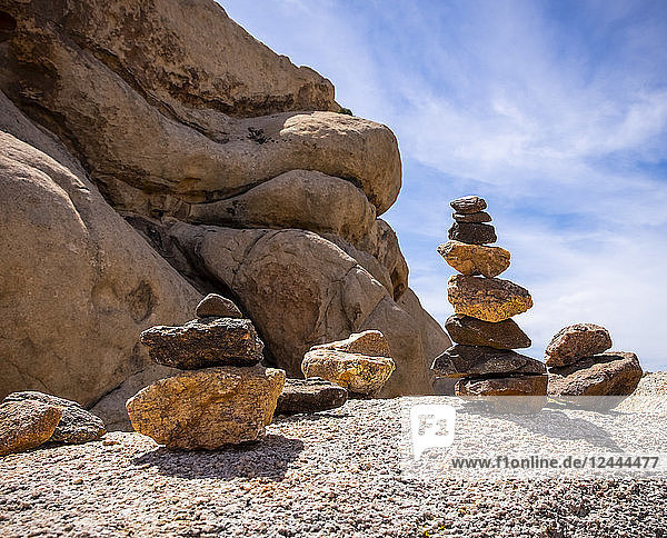 Von Touristen errichtete balancierende Felstürme im Joshua Tree National Park  Kalifornien  Vereinigte Staaten von Amerika