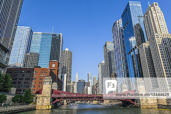 Gebäude in der Innenstadt von Chicago vom Chicago River an der LaSalle Street aus gesehen  Chicago  Illinois  Vereinigte Staaten von Amerika