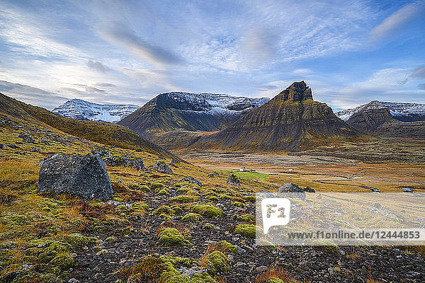 Beeindruckende Landschaft entlang eines abgelegenen Abschnitts der Westfjorde in wunderschönen Herbstfarben  Westfjorde  Island