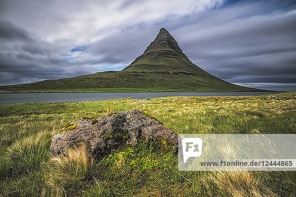 Dramatische Langzeitbelichtung über dem Kirkjufell  dem meistfotografierten Berg in Island  Halbinsel Snaefellsness  Island