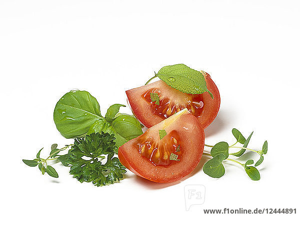 Tomatenscheiben mit frischem Basilikum,  Oregano,  Petersilie und Sprossen