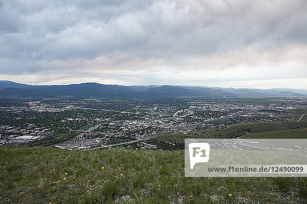 Ein Blick auf Missoula  Montana  vom Mount Jumbo in der Dämmerung.