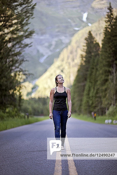 Eine Frau geht entlang der Going To the Sun Road im Glacier National Park  Montana