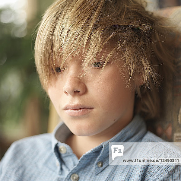 Porträt eines Jungen mit unordentlichem Haar
