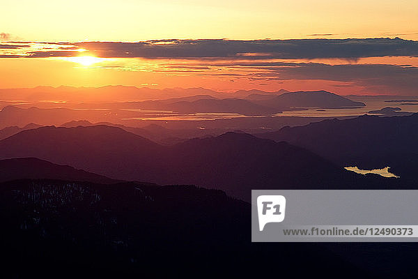 Kaskadengebirge bei Sonnenuntergang in Washington  USA