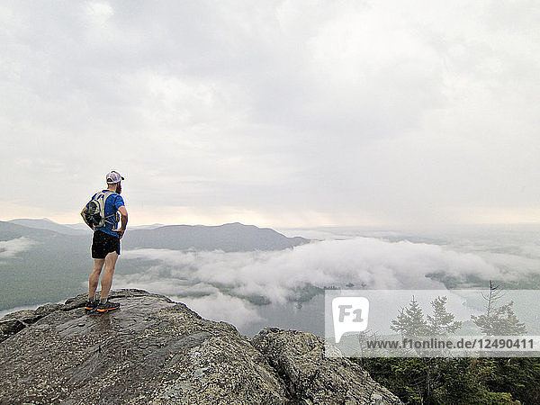 Ein Wanderer steht auf dem Gipfel des Borestone Mountain  Maine.