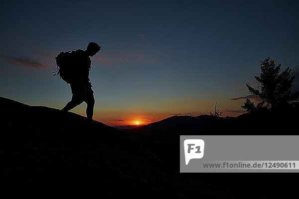 Ein Mann beim Wandern entlang des Appalachenwegs bei Sonnenuntergang