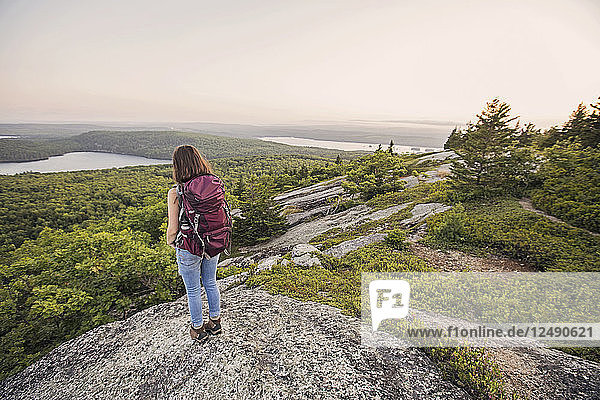 Ein weiblicher Wanderer mit Blick auf die Aussicht vom Great Pond Mountain  Maine Coast