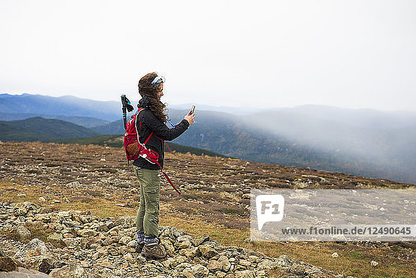 Frau macht Selfie beim Erkunden des Mount Eisenhower  White Mountain National Park  New Hampshire