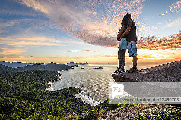 Paar am Rande des Berges in Pedra do Tel?©grafo bei Barra de Guaratiba  Rio de Janeiro  Brasilien