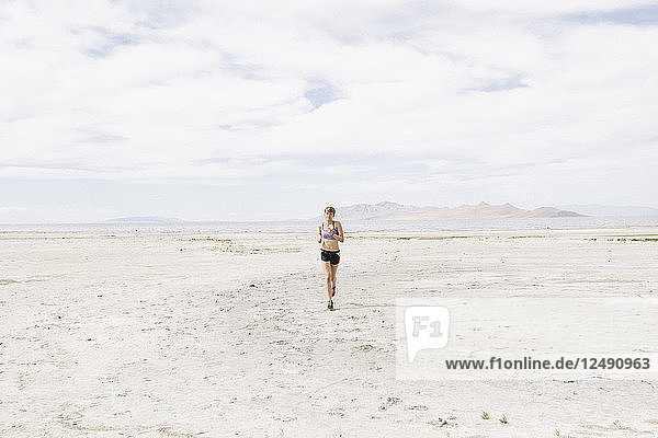 Junge Frau läuft in der Wüste
