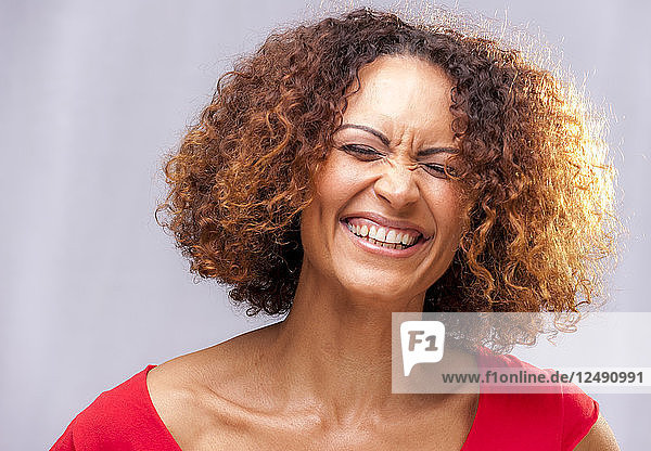 Porträt einer glücklichen alten Frau