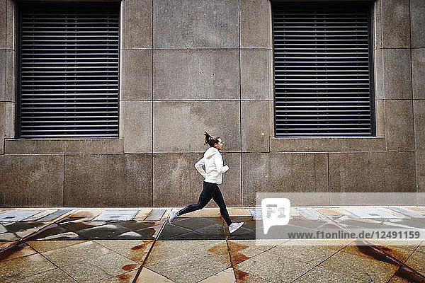 Frau läuft auf der Straße von Boston