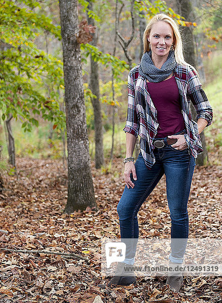 Schöne lächelnde Frau stehend im Wald in Alabama  USA