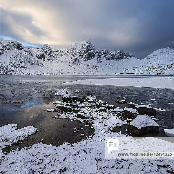 Der Gipfel des Stortinden erhebt sich über die winterliche Küste von Flakstadoy  Norwegen