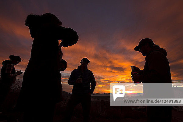 Wanderer genießen ein Bier und den Sonnenuntergang. La Parva  Chile