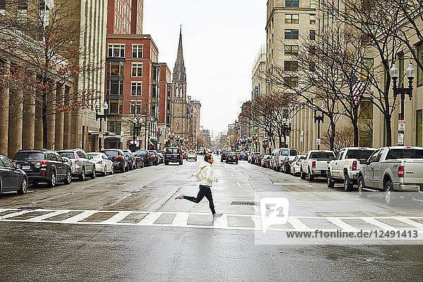 Weiblicher Athlet joggt auf der Straße der Stadt Boston
