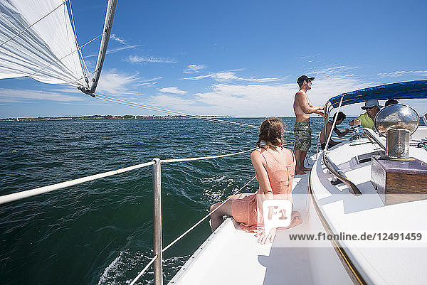 Eine Familie genießt ein Sommersegeln in der Narragansett Bay
