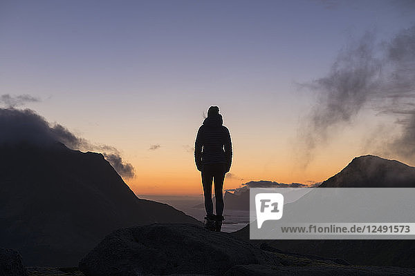 Silhouette einer Wanderin in der Dämmerung um 3:00 Uhr im Spätsommer  Moskenes??y  Lofoten  Norwegen