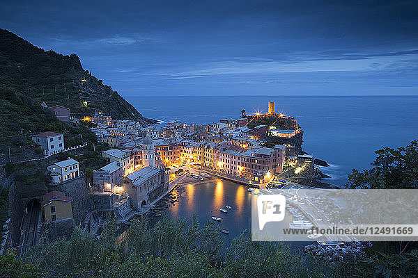 Vernazza in den italienischen Cinque Terre schimmert in der Abenddämmerung.