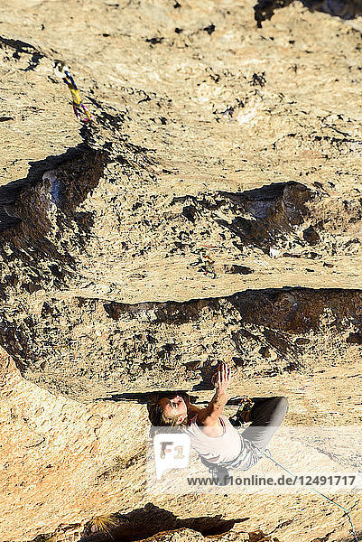 Frau beim Klettern am Montserrat  an einem warmen Nachmittag  Spanien.