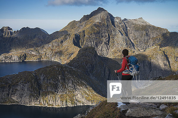 Wanderin genießt den Blick auf die Berge vom Weg nach Munken  Moskenes??y  Lofoten  Norwegen