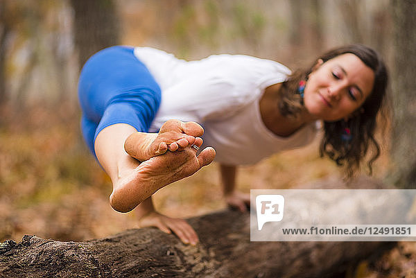 Eine Frau  die im Herbst in Neuengland Yoga macht
