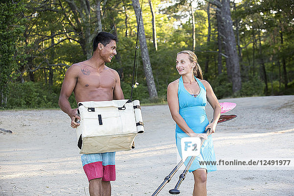 Junges Paar trägt Tackle Box für Paddleboarding