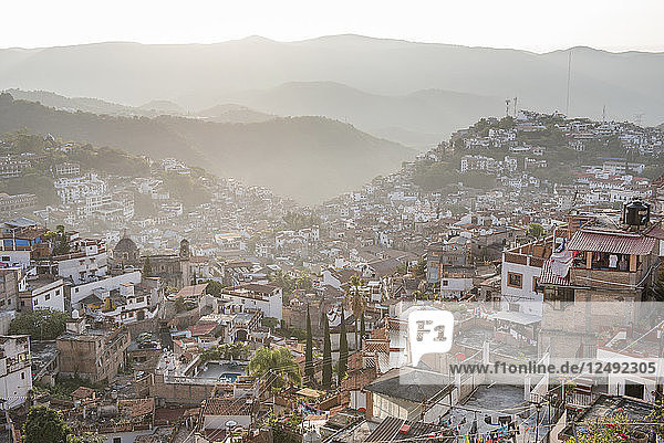 Das ''Pueblo Magico'' von Taxco  Guerrero  Mexiko  ist in das frühe Morgenlicht getaucht.
