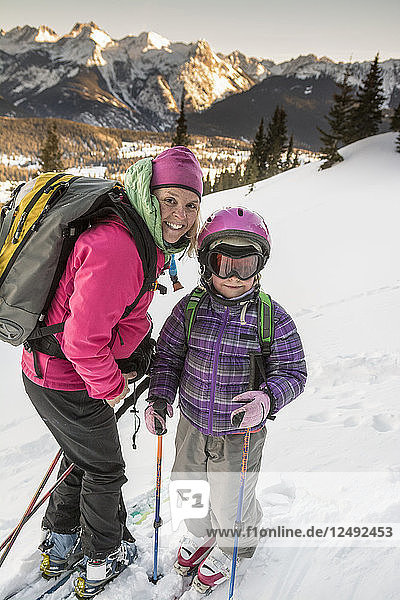 Mutter und Tochter beim Backcountry-Skifahren in der Nähe des Molas Passes oberhalb von Silverton  Colorado.