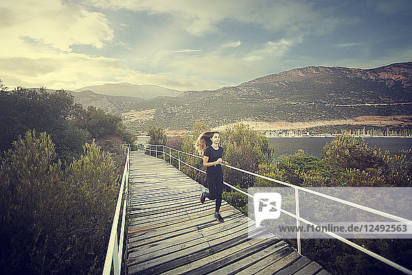 Frau läuft auf der Brücke am Meer  Antalya Ka?ü Türkei