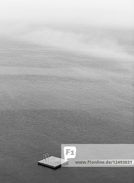 Ein schwimmendes Floß auf dem Skaneateles-See während des Nebels