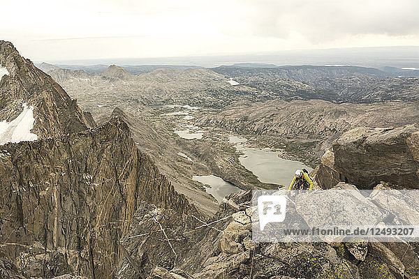 Danika Gilbert klettert auf Indian Paintbrush  Mount Sacagawea mit Freemont Peak oben links  Titcomb Basin  Wind River Range  Pinedale  Wyoming.
