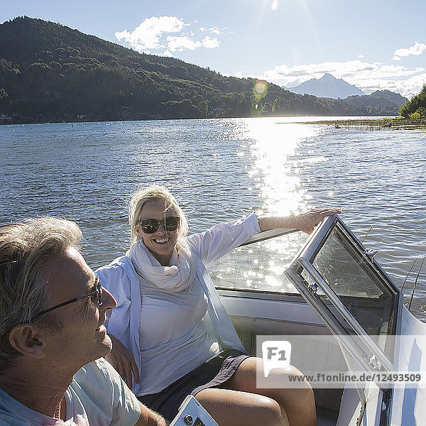 Porträt eines reifen Paares in einem Motorboot auf einem Bergsee