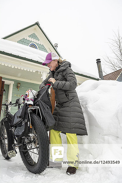 Eine Frau belädt ihr Fat-Ready-Bike  um sich auf die Fahrt zum Kendall Mountain Ski Area in Silverton  Colorado  vorzubereiten.