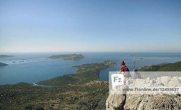 Junger männlicher Bergsteiger beim Bergwandern in Kas  Antalya  Türkei