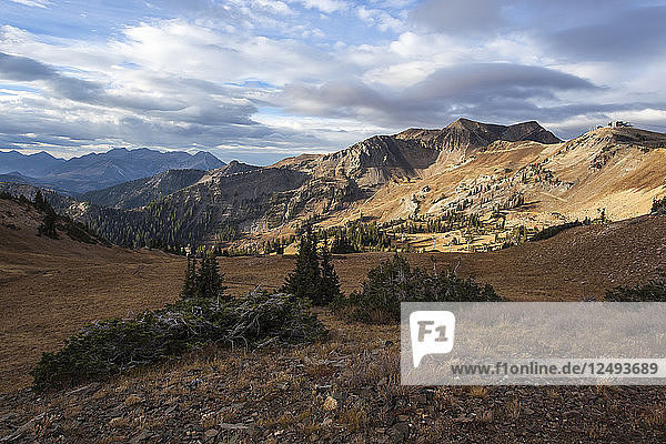 Mineral Basin im Snowbird Resort ist an einem klaren Herbsttag in den Wasatch Mountains in frühmorgendliches Licht getaucht.