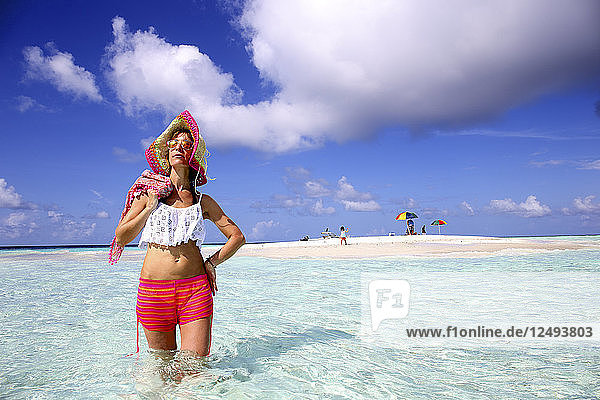 Tourist erkundet Strand um eine kleine Sandbank von Gulhi  Malediven